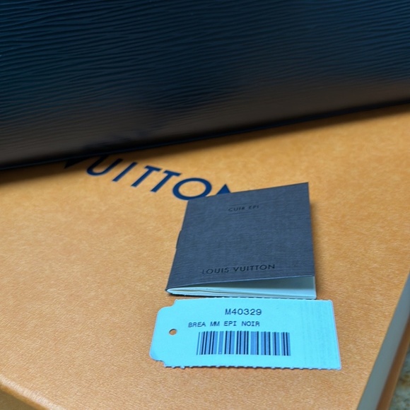 Authentic Louis Vuitton Medium Black Epi Bag is in perfect condition - Picture 13 of 14
